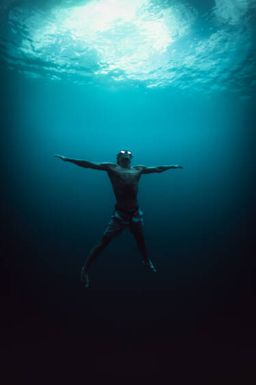 Nikon magazine - George Karbus underwater with the ZR